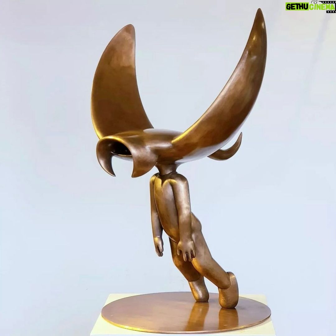 Begüm Kütük Instagram - Tüm sanat severlerin beklediği 17. Contemporary İstanbul başladı 💝 Kaydırarak bakarsanız @erdil in Totem ve Mantaboy eserlerini paylaştım. Totem heykelinin tepesindeki kızı biraz da kendime benzettim🥰 Hoşuma gitmedi değil☺️ @contemporaryistanbul 22 Eylül’e kadar sanat severleri ağırlamaya devam edecek. Tersane İstanbul