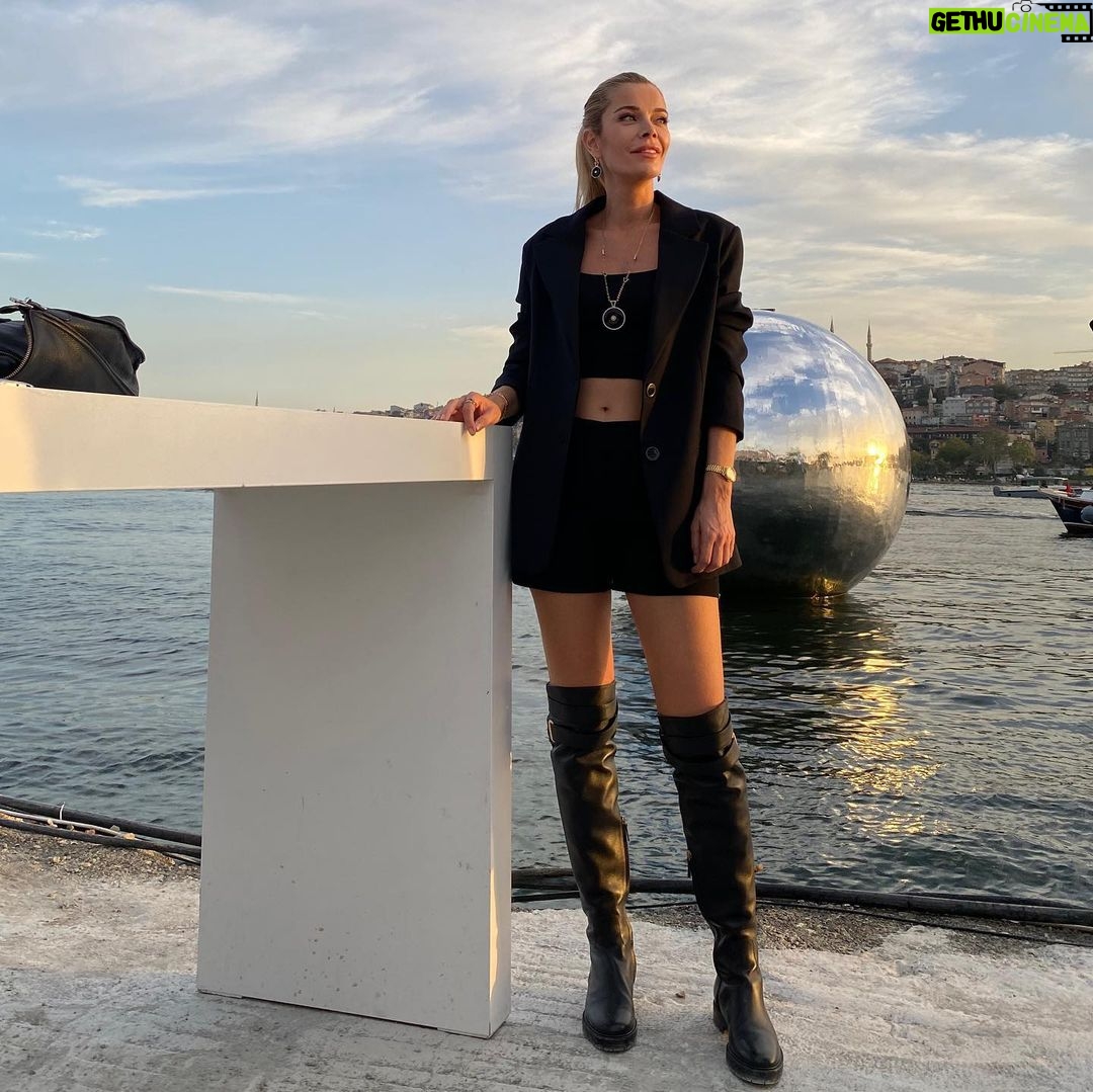 Begüm Kütük Instagram - Tüm sanat severlerin beklediği 17. Contemporary İstanbul başladı 💝 Kaydırarak bakarsanız @erdil in Totem ve Mantaboy eserlerini paylaştım. Totem heykelinin tepesindeki kızı biraz da kendime benzettim🥰 Hoşuma gitmedi değil☺️ @contemporaryistanbul 22 Eylül’e kadar sanat severleri ağırlamaya devam edecek. Tersane İstanbul