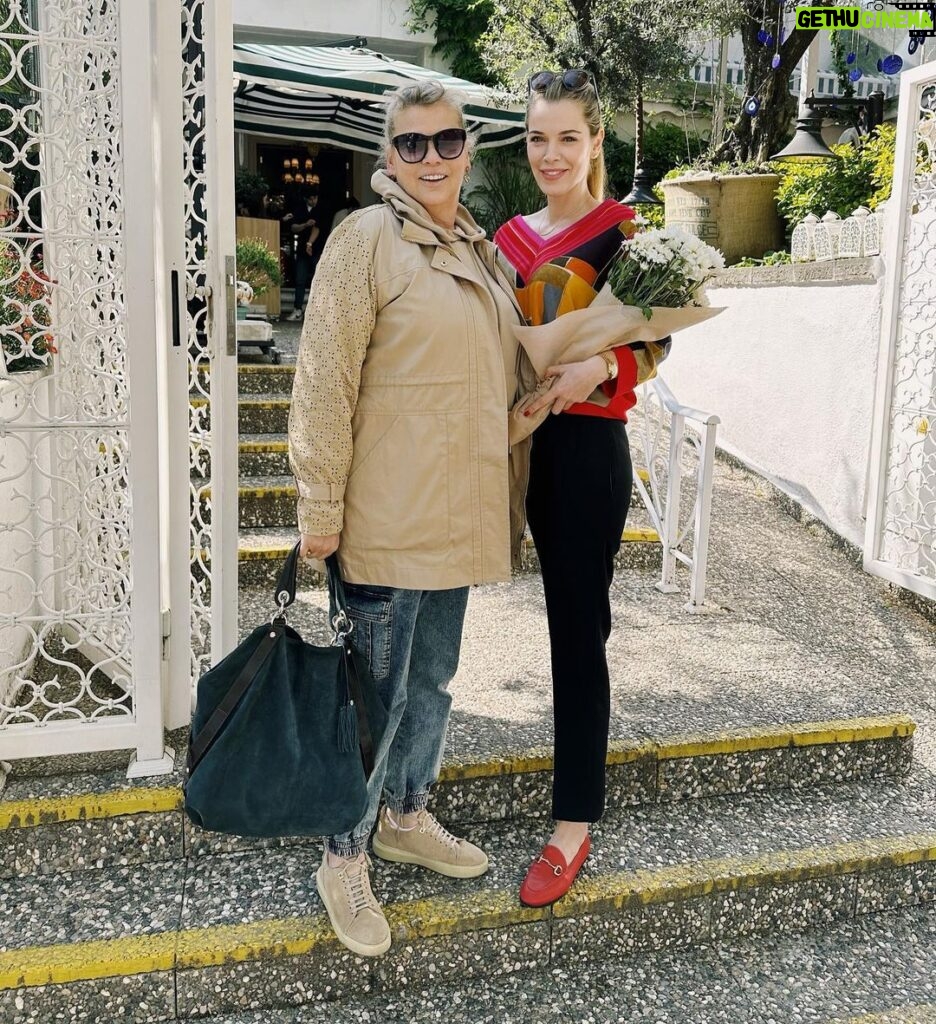 Begüm Kütük Instagram - Canımın içi canım annem. Günün kutlu olsun Fıstıkellam🌸 Seni aşırı seviyorum🤍 #annelergünü @gul_gulgun Bağdat Caddesi
