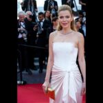 Begüm Kütük Instagram - Kocamın film galasına gideceğimi rüyamda görsem inanmazdım😂 #threethousandyearsoflonging @3000yearsmovie @festivaldecannes Elbise: @raisavanessa Mücevher: @terzihan Çanta: @begumkhan Styling: @nazlikayran Lumiere Theatre Cannes