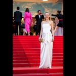 Begüm Kütük Instagram - Kocamın film galasına gideceğimi rüyamda görsem inanmazdım😂 #threethousandyearsoflonging @3000yearsmovie @festivaldecannes Elbise: @raisavanessa Mücevher: @terzihan Çanta: @begumkhan Styling: @nazlikayran Lumiere Theatre Cannes