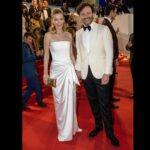 Begüm Kütük Instagram - Kocamın film galasına gideceğimi rüyamda görsem inanmazdım😂 #threethousandyearsoflonging @3000yearsmovie @festivaldecannes Elbise: @raisavanessa Mücevher: @terzihan Çanta: @begumkhan Styling: @nazlikayran Lumiere Theatre Cannes