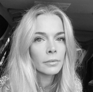 Begüm Kütük Instagram - Yaşadığım derin üzüntü ve kayıpların ardından ölüm gerçeğiyle yüzleşmem, hayatın dengesini kurabilmeyi başarmak adına yaşadığım kızgınlık, suçluluk, adalet arama, depresyon, yalnız hissetme, umut derken içimden sanki bir parça kopmuş gibi kalbimi onarmaya çalışmam tam 40 günümü aldı. Üzüntüm ve kızgınlığım yok olmasa da  herkes gibi yaşama tutunmaya çalışıyorum. Yaşadığım yas sürecinde sosyal hayata dair ne bir paylaşım yapmak istedim ne de paylaşılanlara bakmak istedim. Bugün yaşadığımız felaketin tam 40. Günü. Vefat edenlere Allah’tan rahmet diliyorum.Lütfen sizler de dualarınızı eksik etmeyin. Yaşam elbet devam ediyor ama bize hala ihtiyacı olan kişileri asla unutmayalım, yaşadıklarımızı asla normalleştirmeyelim olur mu? #yas #40 🤲🏻