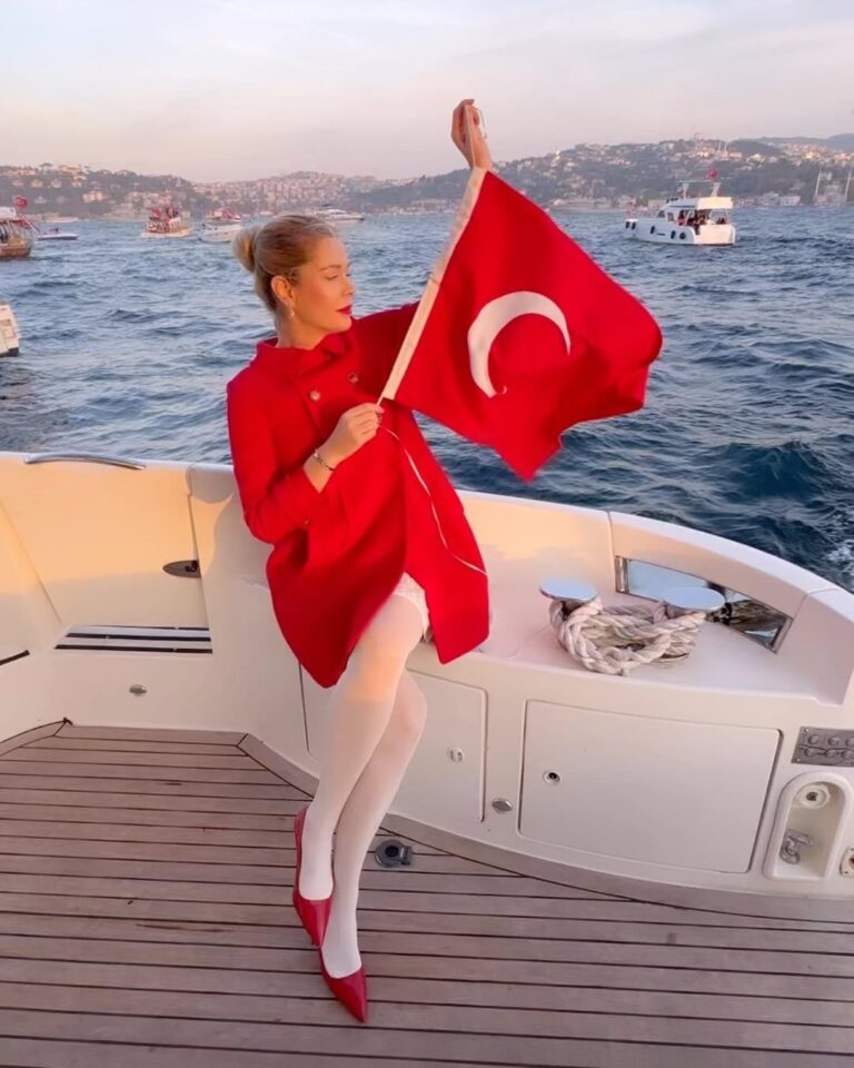 Begüm Kütük Instagram - Yaşasın CUMHURİYET🤍♥️ Cumhuriyet’in 100.yılı kutlu olsun🌹♾️ 🇹🇷 #yaşasıncumhuriyet #türkiyecumhuriyeti100yaşında