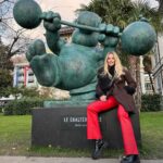 Begüm Kütük Instagram – Yeni yıl coşkusunu en güzel hissettiren #MontreuxNoelMarché de uçan Noel Baba’yı görmeye geldim evet🥰🎅🏻🎄