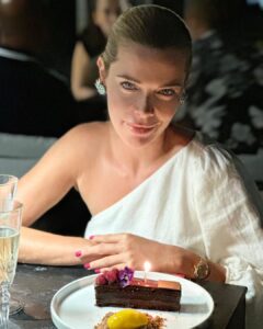 Begüm Kütük Instagram - Selam 43🥂💫🎉🌸🎂