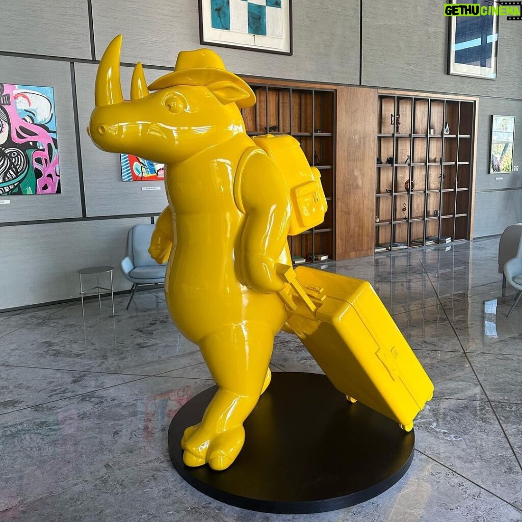 Begüm Kütük Instagram - Hi @erdil 💛 The Tourist by #ErdilYaşaroğlu💫 @artshotel_ @burosarigedik #contemporaryart #contemporarysculpture #sculpture #modernart #cagdassanat #heykel #modernsanat #art #arte #zbrush #zbrushsculpt #erdil #erdilyasaroglu #rhino #tourist #yellow #rhinoceros Arts Hotel Yalıkavak