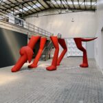 Begüm Kütük Instagram - Avrupa’nın en büyük çağdaş sanat sergilerinden biri olan Nordart’ta bu yıl Türkiye odak ülke🇹🇷 Türkiye’den katılan birbirinden kıymetli sanatçılarla vakit geçirmek, sohbetler etmek, eğlenmek işlerini gördüğümde yaşadığım gurur, hayranlık derken 2 gün geçiverdi. Çooook güzeldi çok🫶🏻 @nord_art NordArt