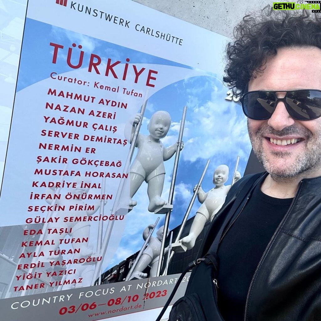 Begüm Kütük Instagram - Avrupa’nın en büyük çağdaş sanat sergilerinden biri olan Nordart’ta bu yıl Türkiye odak ülke🇹🇷 Türkiye’den katılan birbirinden kıymetli sanatçılarla vakit geçirmek, sohbetler etmek, eğlenmek işlerini gördüğümde yaşadığım gurur, hayranlık derken 2 gün geçiverdi. Çooook güzeldi çok🫶🏻 @nord_art NordArt