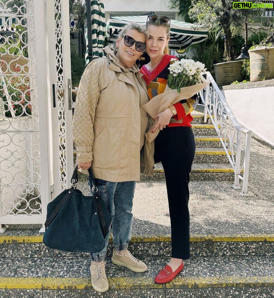 Begüm Kütük Instagram - Canımın içi canım annem. Günün kutlu olsun Fıstıkellam🌸 Seni aşırı seviyorum🤍 #annelergünü @gul_gulgun Bağdat Caddesi