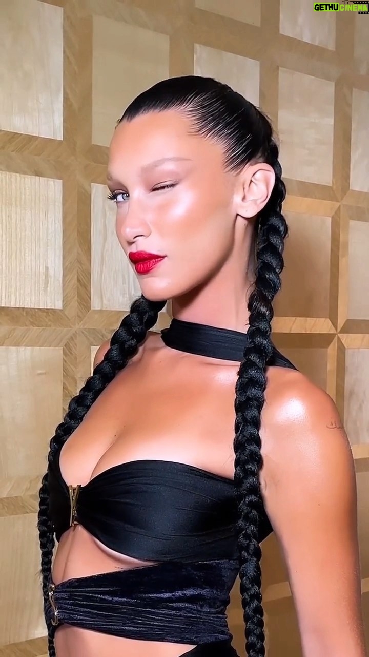 Bella Hadid Instagram - @sofiatilbury @charlottetilbury @shexshe @jeelannaleem ;)💋