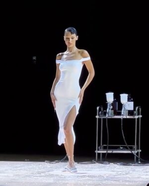 Bella Hadid Instagram - Congratulations @coperni @sebastienmeyer @arnaud_vaillant @helenatejedor I Love You🖤 No rehearsal, no nothing, just passion 🖤