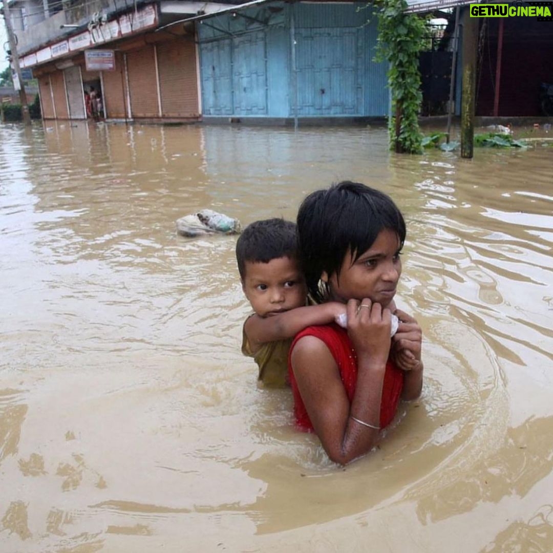 Bella Hadid Instagram - This doesn’t even seem real, but is a reality to so many. More than 1000 people — a third of them children — have died during severe flooding across Pakistan. From June through August, 2022, torrential monsoon rains washed away entire villages and infrastructure across Pakistan’s four provinces, affecting at least 33 million people. 4 million acres of crops have been destroyed and 800,000 livestock have died. Not only is this traumatizing for the people of Pakistan but it will also ,long-term, increase food insecurity across the country and will have a severe impact on the economy… “Pakistan has been facing increasingly devastating climate-induced drought and flooding,” says IRC Pakistan country director Shabnam Baloch. “Despite producing less than 1% of the world’s carbon footprint, the country is suffering the consequences of the world’s inaction.” … This is a climate crisis and we need to be there for the people of Pakistan. $2.50 can provide micronutrient sachets for a pregnant mother and young child $12 can provide a hygiene kits with soap, sanitizer, detergent, buckets, menstrual supplies, etc – enough for 3 months for a family. $55 can provide a carton of 55 ready-to-use-therapeutic food sachets that can treat a child suffering from severe acute malnutrition for 6-8 weeks. UNICEF is on the ground, delivering lifesaving medical supplies, safe water and nutrition, mental health support, educational resources and more. I’m putting the link in my bio in case you’d like to donate. If not , spreading the word on this environmental crisis and the people impacted is very important as well. Love you all and God Bless. 🤍