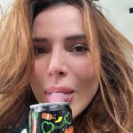 Bella Thorne Instagram - These @illicit.elixirs got me SO HAPPY haha! Finally a fruity, flirty and FUNctional beverage #IllicitElixirsPartner
