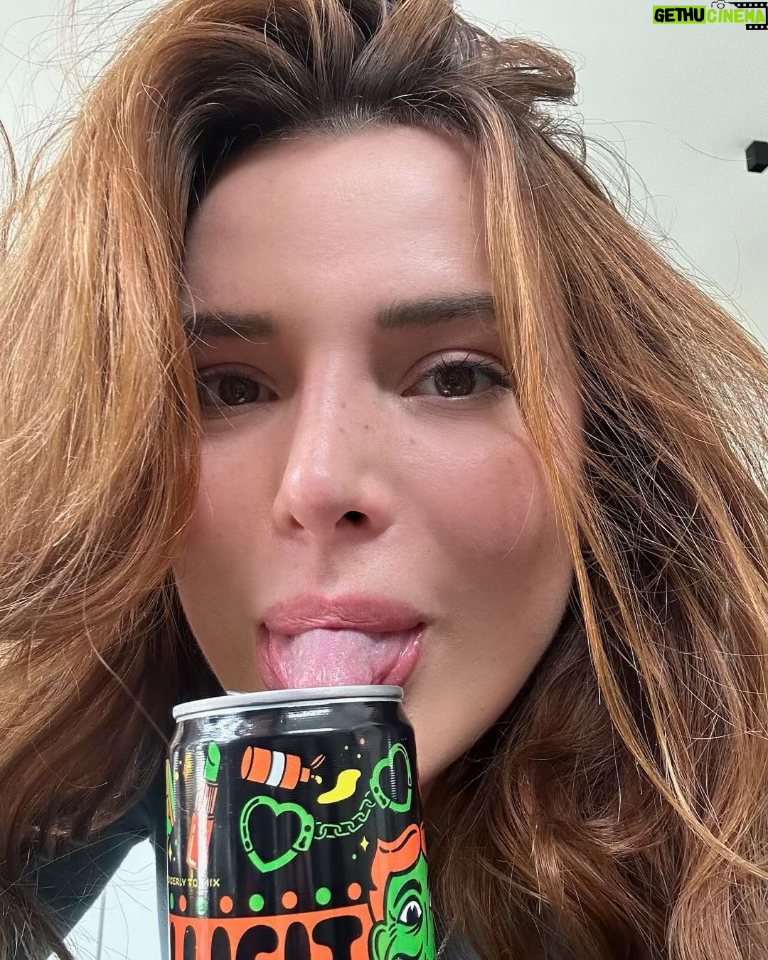 Bella Thorne Instagram - These @illicit.elixirs got me SO HAPPY haha! Finally a fruity, flirty and FUNctional beverage #IllicitElixirsPartner