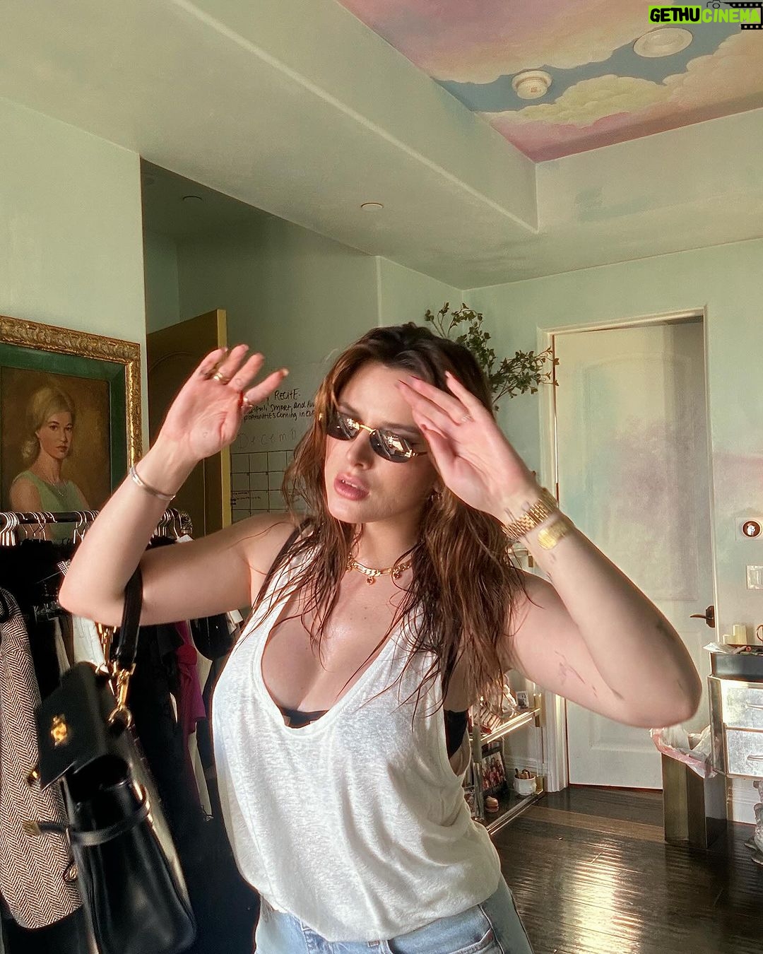 Bella Thorne Instagram - I ended up ditchin the tank 👀 BABY ITS COLD OUTSIDE❤️