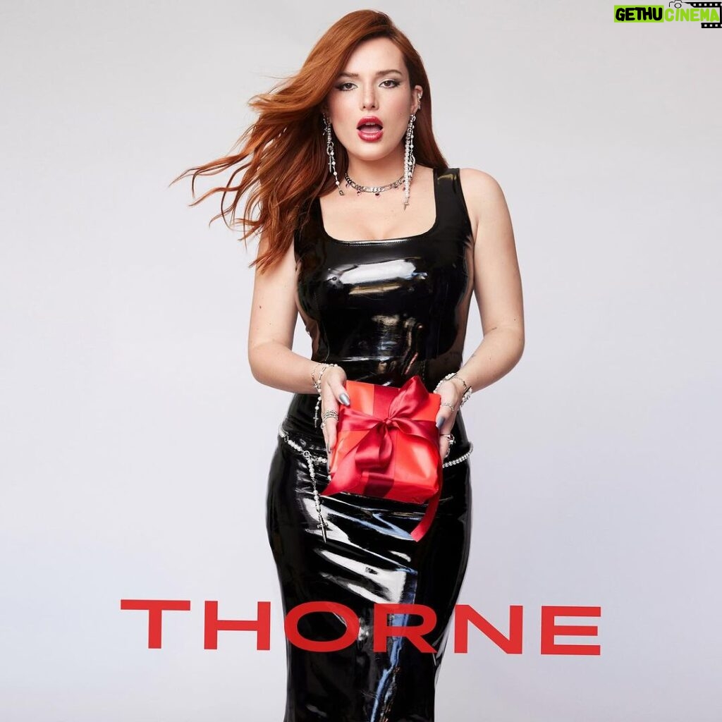 Bella Thorne Instagram - Shop @thornedynasty limited edition Holiday collection while you can! 🎁