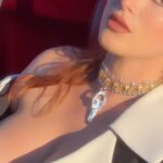 Bella Thorne Instagram - The holidays with @thornedynasty and CYBER MONDAY and free shipping with code!?! 🥹👏👀😘💍