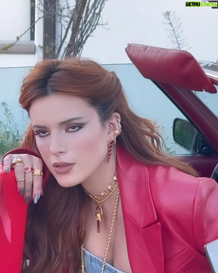Bella Thorne Instagram - The holidays with @thornedynasty and CYBER MONDAY and free shipping with code!?! 🥹👏👀😘💍