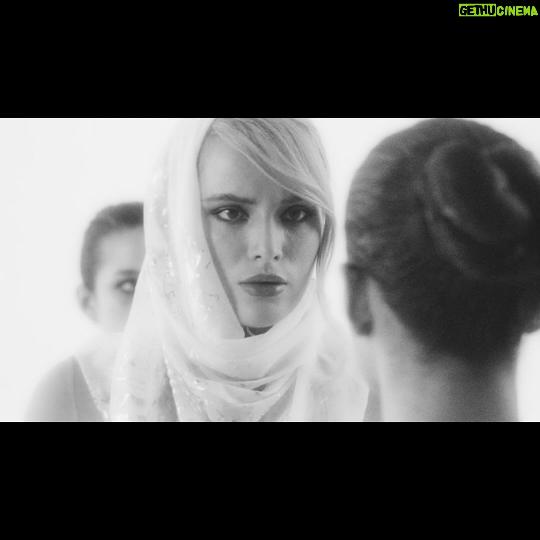 Bella Thorne Instagram - Thank you to the incredible Steven Soderbergh for supporting such a different, unorthodox approach to this kind of filmmaking — you really understand the creation process of making art, and that’s something I haven’t quite experienced before @eddiealcazar I love you for making this sick weird ass flick!! Everyone go show Eddie some love! DIVINITY opens nationwide today and I can’t wait for even more of u to join us on this trip!! 🤯🤯 ➡️ divinitythefilm.com for cities, theaters & showtimes