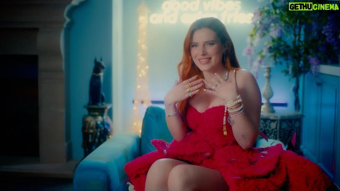Bella Thorne Instagram - The more love the merrier The Holidays in Los Angeles with @thornedynasty #thornedynasty #thorneroyalty