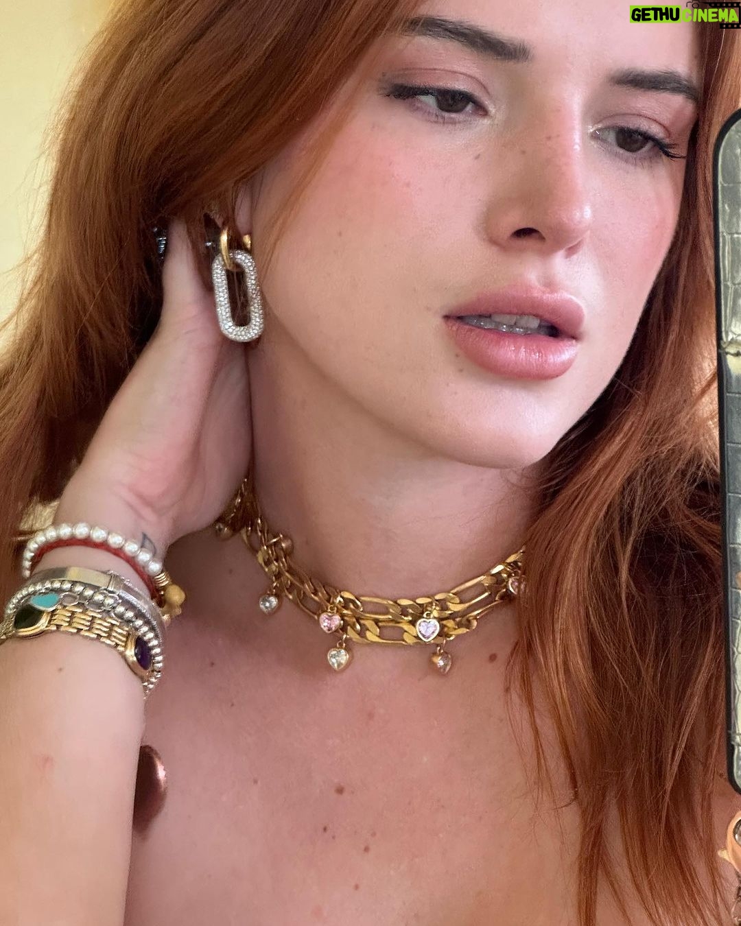 Bella Thorne Instagram - Yes, these necklaces are sold out. Yes, we’re getting more. Don’t @ 😡😡 me!! So many other great options @thornedynasty