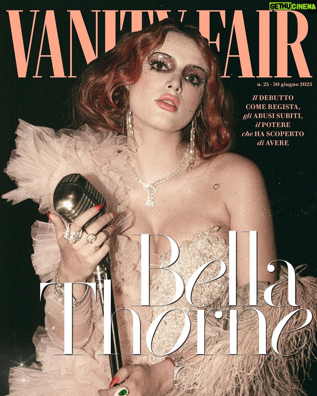 Bella Thorne Instagram - PAINT HER RED ❤️so exciting thank you Vanity Fair!! «My short movie has a metaphorical meaning, but there is also the abuse I suffered as a young girl. I took that element of my past and made it into a universal female narrative. We women are treated like that, used - and I know what that means, but I didn't mean the movie to be a therapy. No, I wanted to show what it means when they lead you to doubt yourself. By putting it down on paper I understood it all the way through, shaped that awareness and turned it into a collective journey». While she makes her directorial debut, Bella Thorne tells her story in an exclusive interview for Vanity Fair's digital cover. The interview at the link in bio. «Il mio cortometraggio ha un significato metaforico, ma ci sono anche gli abusi che ho subito da ragazzina: ho preso quell’elemento del mio passato per farlo diventare un racconto universale al femminile. Noi donne veniamo trattate così, usate… e io so cosa significa, ma non ho girato il corto perché fosse una terapia. No, ho voluto mostrare cosa significa quando ti portano a dubitare di te stessa. Mettendolo nero su bianco l’ho capito fino in fondo, ho dato forma a quella consapevolezza e l’ho trasformata in un viaggio collettivo». Al suo debutto come regista, Bella Thorne si racconta in esclusiva a Vanity Fair per la nuova copertina digitale. L'intervista al link in bio. Intervista di @airquotesblog Foto di Akram Soliman