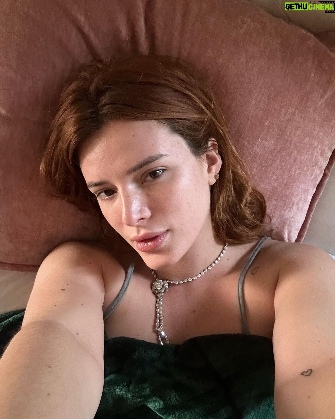 Bella Thorne Instagram - Does anyone else wake up and take selfies ?:) After weeks of prep and long night shoots skin is poppin!!! My brain body and knees are tired from directing but the skin is NOT 🥹👏😍