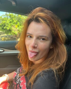 Bella Thorne Instagram - Fresh Faced Friday! Race you to Coachella ✌🏼

Also if ur a day one u know I struggled with cystic acne, look at my no makeup face !!!! Ahhhh very very happy and my new skin routine is killing it for me 😋