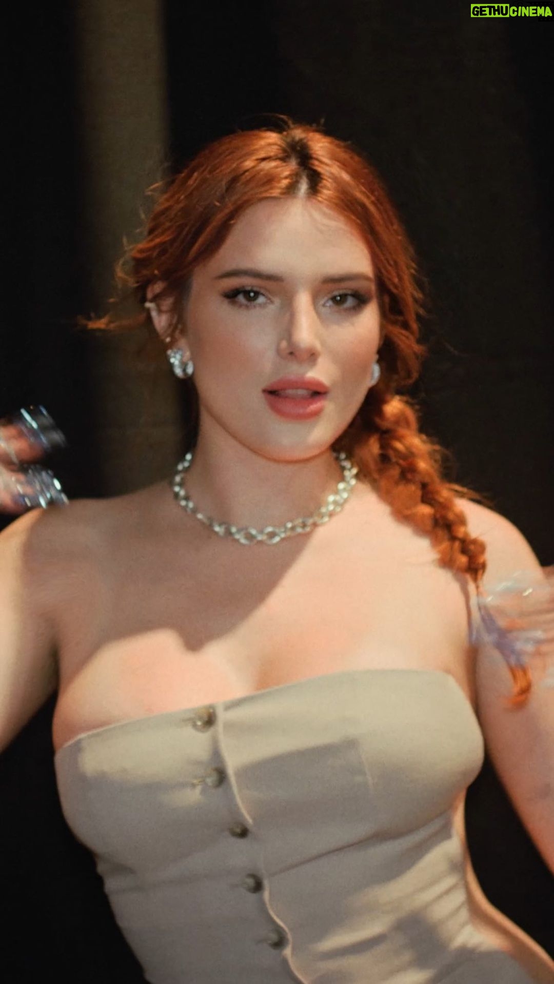 Bella Thorne Instagram - So excited to direct this little video for boss!! Tell me how you’re ur own boss below ;) @boss #BeYourOwnBoss