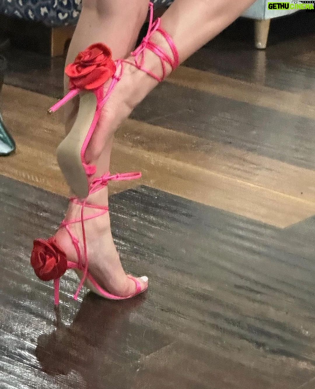 Bella Thorne Instagram - My summer shoe essential Iām in a WHOLE pink mood šš