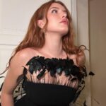 Bella Thorne Instagram - When I say I felt divine in this dress… 🖤 What do u feel amazing in?
