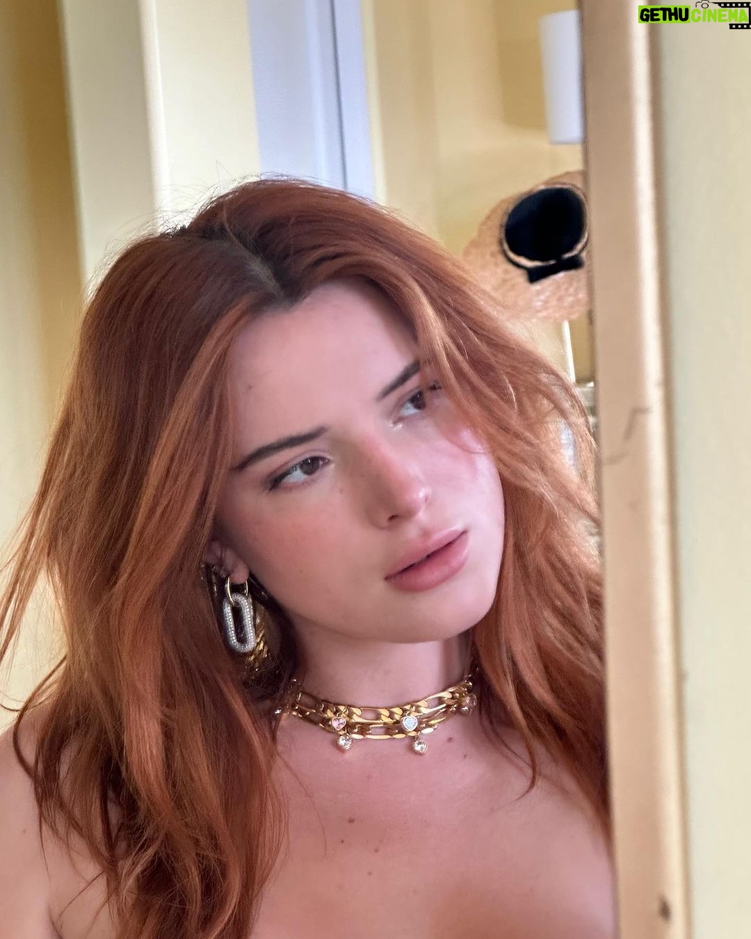 Bella Thorne Instagram - Yes, these necklaces are sold out. Yes, we’re getting more. Don’t @ 😡😡 me!! So many other great options @thornedynasty