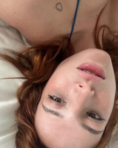 Bella Thorne Instagram - 🤗☀️
