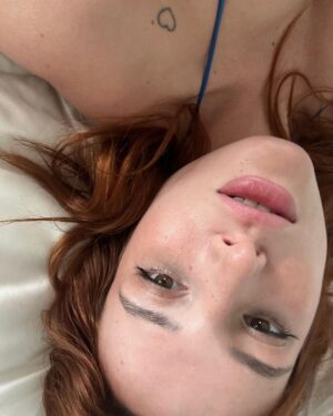 Bella Thorne Instagram - 🤗☀️