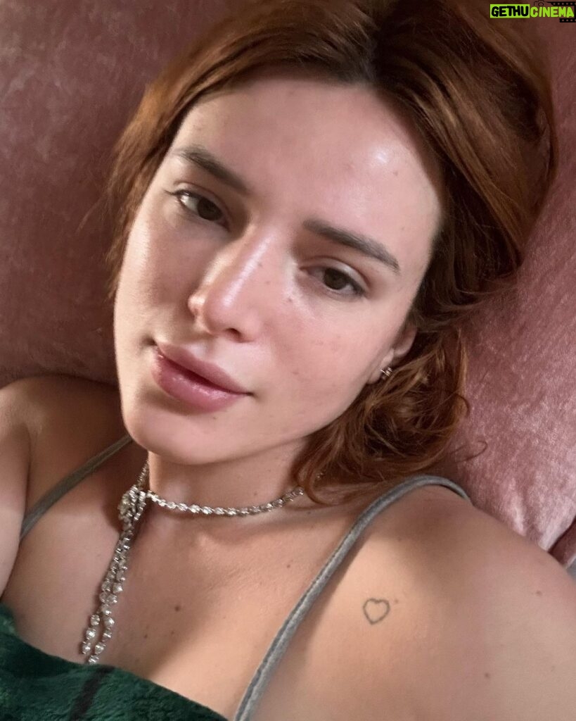 Bella Thorne Instagram - Does anyone else wake up and take selfies ?:) After weeks of prep and long night shoots skin is poppin!!! My brain body and knees are tired from directing but the skin is NOT 🥹👏😍