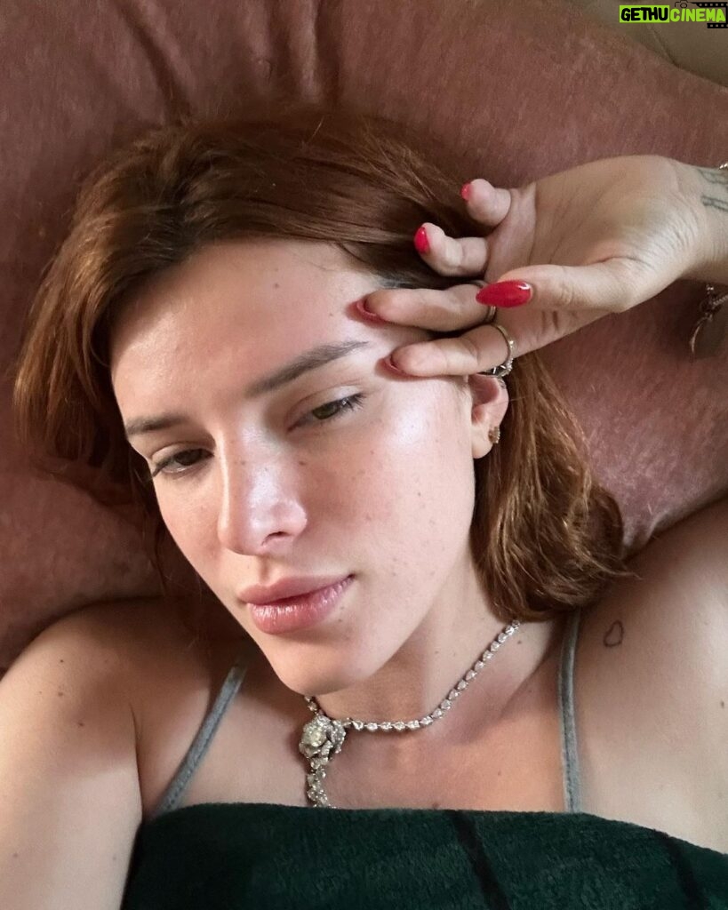 Bella Thorne Instagram - Does anyone else wake up and take selfies ?:) After weeks of prep and long night shoots skin is poppin!!! My brain body and knees are tired from directing but the skin is NOT 🥹👏😍