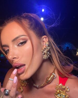 Bella Thorne Instagram - Keep your opinions to yourself but direct your compliments towards me (and @schiaparelli )