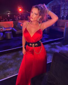 Bella Thorne Instagram - Keep your opinions to yourself but direct your compliments towards me (and @schiaparelli )