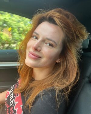 Bella Thorne Instagram - Fresh Faced Friday! Race you to Coachella ✌🏼

Also if ur a day one u know I struggled with cystic acne, look at my no makeup face !!!! Ahhhh very very happy and my new skin routine is killing it for me 😋