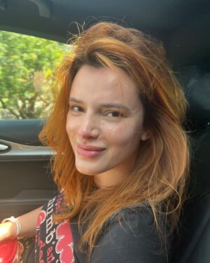 Bella Thorne Instagram - Fresh Faced Friday! Race you to Coachella ✌🏼

Also if ur a day one u know I struggled with cystic acne, look at my no makeup face !!!! Ahhhh very very happy and my new skin routine is killing it for me 😋