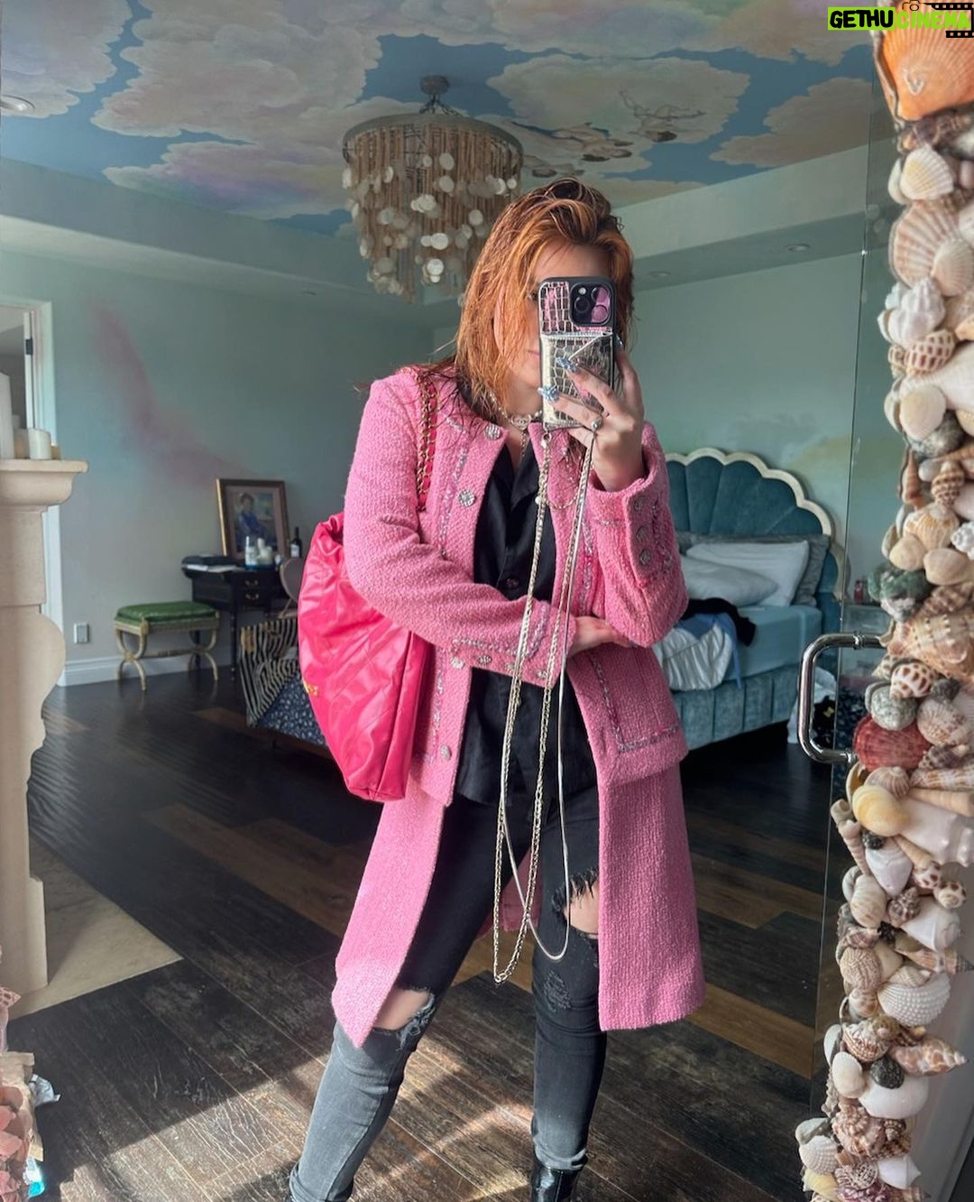 Bella Thorne Instagram - My summer shoe essential Iām in a WHOLE pink mood šš