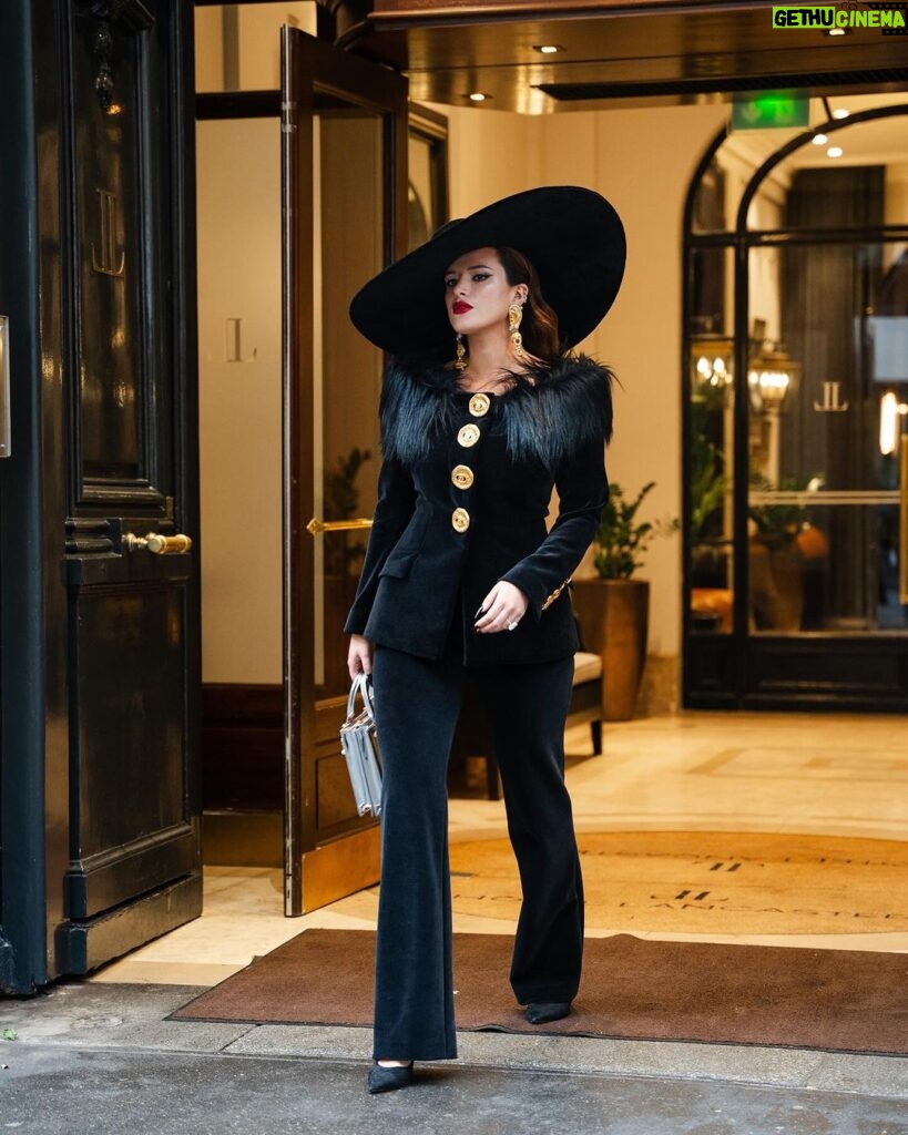 Bella Thorne Instagram - @schiaparelli Haute Couture in Paris was a dream ✨ Paris,France