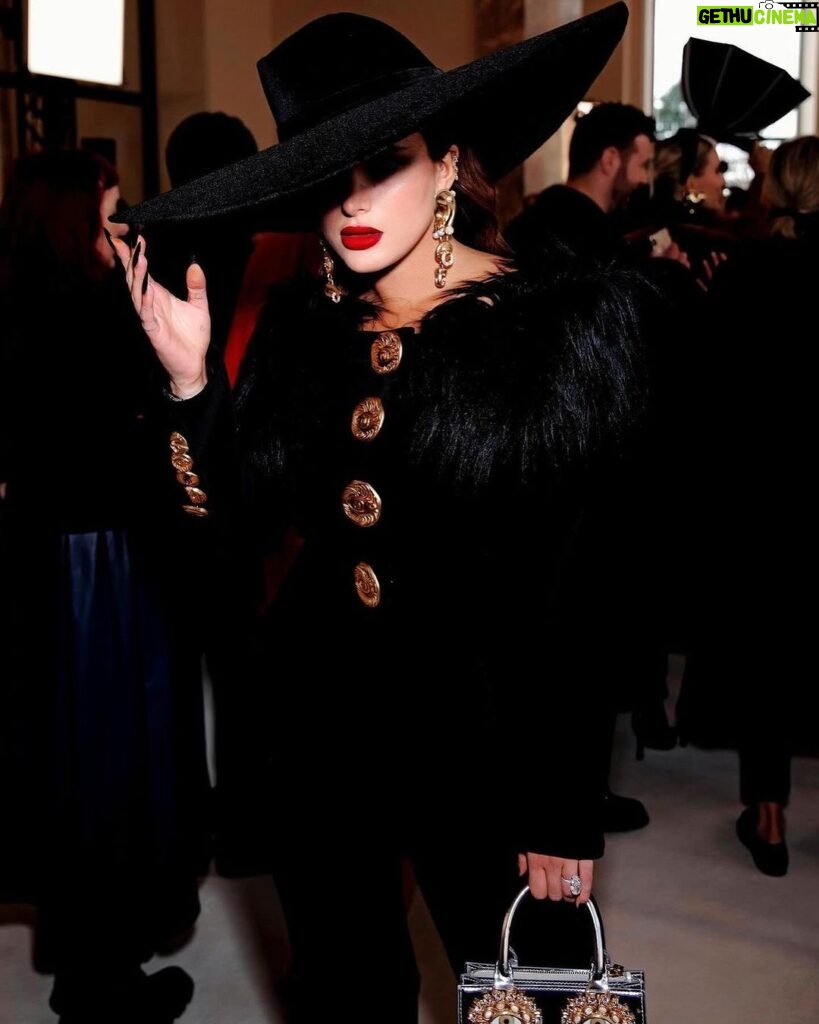 Bella Thorne Instagram - @schiaparelli Haute Couture in Paris was a dream ✨ Paris,France