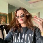 Bella Thorne Instagram - I ended up ditchin the tank 👀 BABY ITS COLD OUTSIDE❤️
