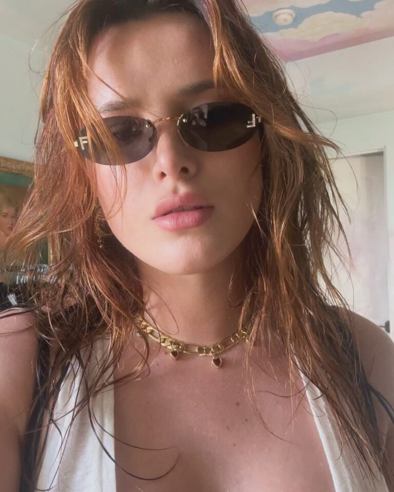 Bella Thorne Instagram - I ended up ditchin the tank 👀 BABY ITS COLD OUTSIDE❤️