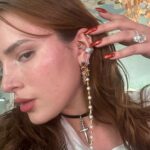 Bella Thorne Instagram - Who else spent Christmas with no makeup no hair no amazing Christmas outfit just laying on the couch with ur friends watching Christmas movies and drinking wine. It was a wonderful Christmas