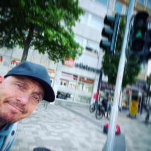 Bernhard Hoëcker Instagram - Jetzt war ich doch des öfteren in Mainz, aber heute sehe ich zum ersten mal dieses lustige Grün…
Weiter gehts ins Unterhaus.
@unterhaus_mainz #mainz #mainzelmännchen #bühne #live