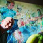 Bernhard Hoëcker Instagram - Während ich in Lauenau auf meinen Auftritt warte, beobachte ich im Backstagebereich Bilder dieser Art. Sehr entspannend… #lauenau @zoemactaggart #kunst #art