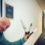 Bernhard Hoëcker Instagram - Juchheissassa! Hier mein Geburtstagsgeschenk von @elton_tv und @kaipflaume. Vielen, vielen Dank. Da wird Zwiebel aber weinen müssen! Und wer kann schon von sich sagen, er habe drei scharfe Kais in seiner Wohnung…? Und ich bedanke mich für die vielen, vielen, vielen Glückwünschen, die ich von euch bekommen habe. #geburtstag #52 #messer Studio Hamburg